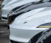 Tesla demandada por muerte de mujer en choque contra casa en Texas