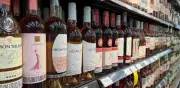 Trump amenaza con arancel del 100% a vinos franceses por impuesto digital