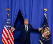 Trump cumple 80 años entre problemas políticos y críticas a su gestión