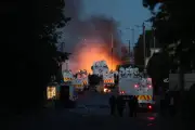 Violencia en Belfast tras apuñalamiento aviva sentimiento antimigrante