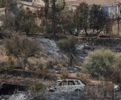 Bomberos españoles contra el mortífero incendio de Almería