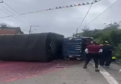 Cierre total en vía Bogotá-La Calera por volcamiento de tractocamión