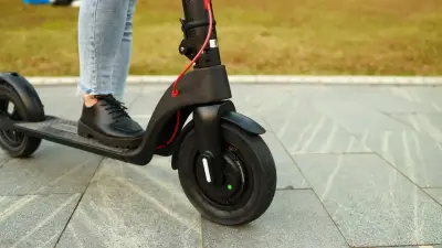 Gobierno reglamenta patinetas eléctricas: cascos de moto y multas hasta 6 salarios mínimos