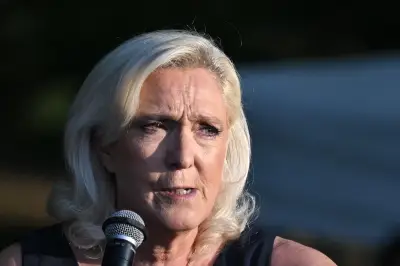 Golpes a la derecha europea: Le Pen condenada y Farage investigado