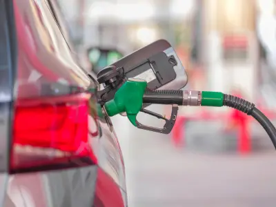 ¿Huele a gasolina en el carro? Causas y qué hacer según expertos