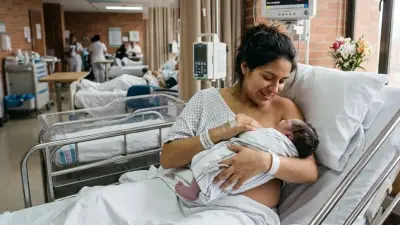 Joven se quedó dormida durante el parto y despertó cuando ya había nacido su bebé