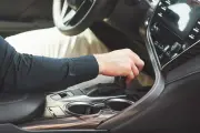 Acelerar bruscamente al encender el carro: el error que daña el motor