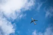 Argentina: instructor de vuelo se lanza desde avión en plena clase y muere