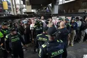 Cerramiento en Parque Berrío: vendedores informales exigen reubicación tras protesta