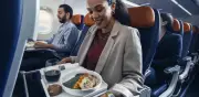 Chef barranquillera Carolina Asmar lleva su arroz apastelado de cerdo a vuelos de Latam