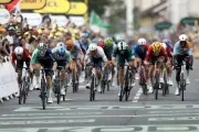 Gaviria sin opciones por caída en el Tour; Kooij gana la quinta etapa