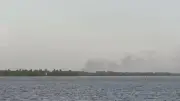 Incendio forestal en Isla Salamanca afecta Barranquilla con espesa columna de humo