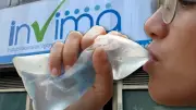 Invima alerta por venta ilegal de agua Refresk con registro falso