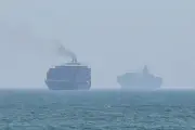 Irán cierra estrecho de Ormuz y lanza misiles contra vecinos del Golfo