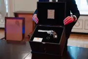 Líderes de la UE reciben pistolas de Erdogan en cumbre de la OTAN