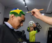 Peluquero brasileño crea el 'Hexa Cut' para aficionados al Mundial