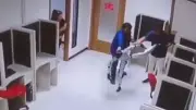 Robot fuera de control golpea a personas en su primer día de oficina