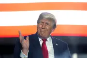 Trump rompe tradición al mantener negocios mientras es presidente